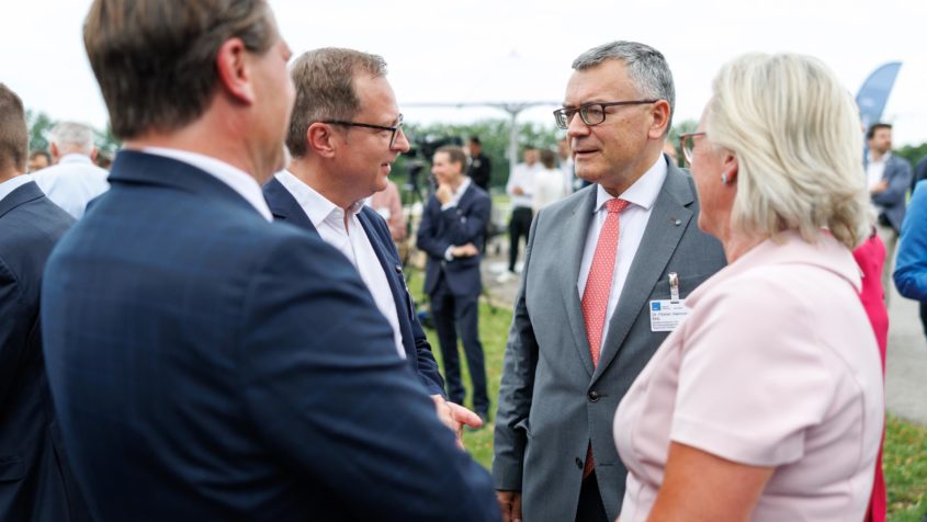 Staatsminister Dr. Florian Herrmann im Gespräch.