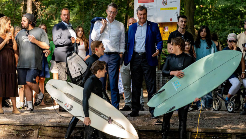 Besuch an der Eisbachwelle: Wissenschaftsminister Markus Blume ...