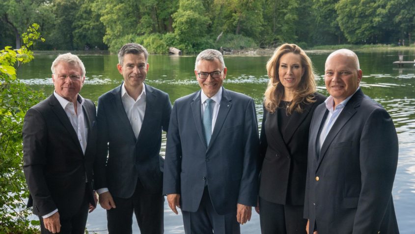 Gruppenbild zum Sommerempfang des Medienverbands der freien Presse e.V. (MVFP): Der Erste Vorsitzende des MVFP Bayern Horst Ohligschläger, der CEO der ZEIT Verlagsgruppe, Nils von der Kall, Medienminister Dr. Florian Herrmann, die Geschäftsführerin des MVFP Bayern, Anina Veigel, und der Verleger sowie Geschäftsführende Gesellschafter der Mediengruppe KLAMBT, Lars Joachim Rose (v.l.n.r.).