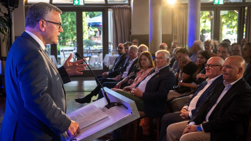 Medienminister Dr. Florian Herrmann hält eine Rede beim Sommerempfang ...