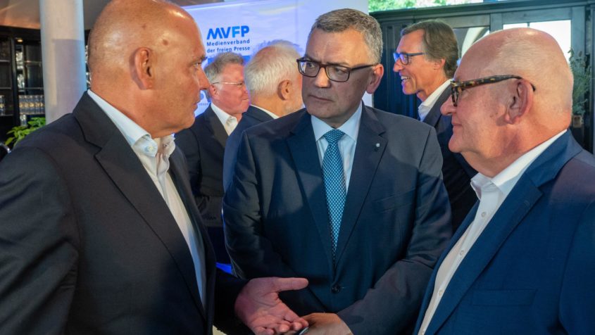 Beim Sommerempfang des MVFP diskutiert Medienminister Dr. Florian ...