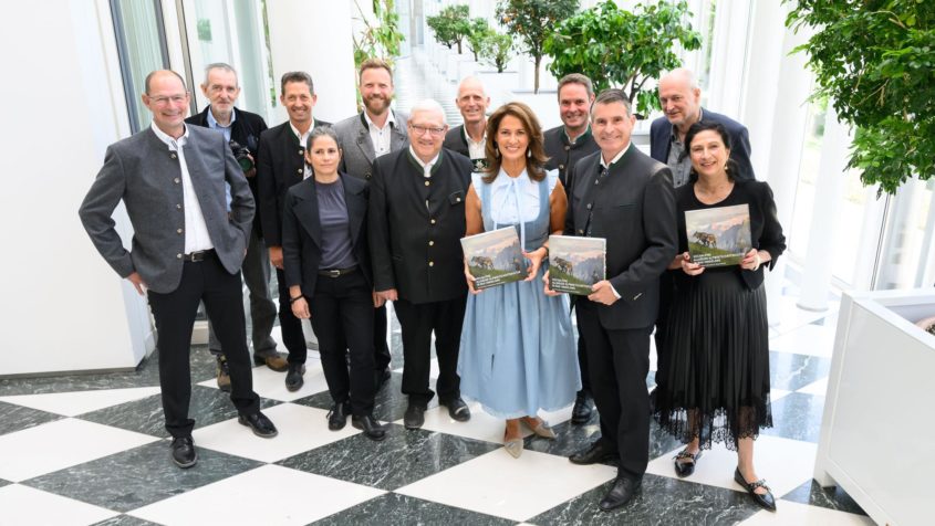 Gruppenbild zur Buchvorstellung „Hochalpine Allgäuer Alpwirtschaftskultur in Bad Hindelang“ mit Europaminister Eric Beißwenger, Landwirtschaftsministerin Michaela Kaniber, Staatsminister a.D. Josef Miller und einer Delegation aus Bad Hindelang in der Staatskanzlei.