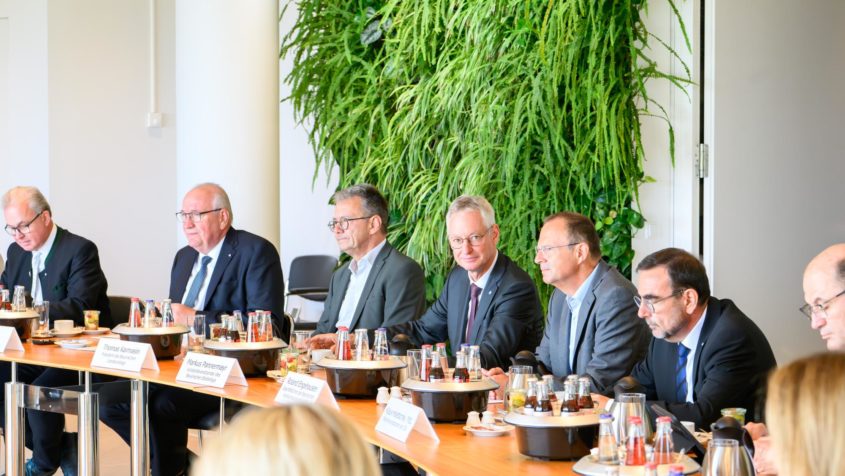 Gäste der Kabinettssitzung am 21. Juli 2026 (v.l.n.r.): MdL ...