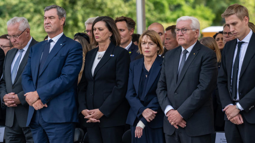 Gedenkveranstaltung anlässlich des 10. Jahrestags des Attentats am Münchner Olympia-Einkaufszentrum (v.l.n.r.): Innenminister Joachim Herrmann, Ministerpräsident Dr. Markus Söder, Landtagspräsidentin Ilse Aigner, Elke Büdenbender, Bundespräsident Frank-Walter Steinmeier und Münchens Oberbürgermeister Dominik Krause.