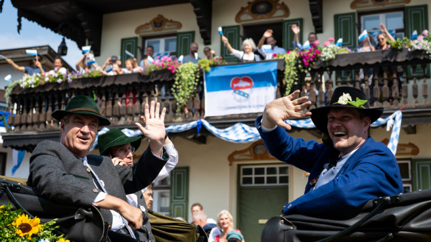 Der Erste Bürgermeister der Gemeinde Tutzing, Ludwig Horn (rechts), ...