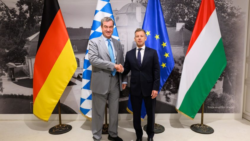 Ministerpräsident Dr. Markus Söder (links) trifft in Budapest den ungarischen Ministerpräsidenten Péter Magyar (rechts).