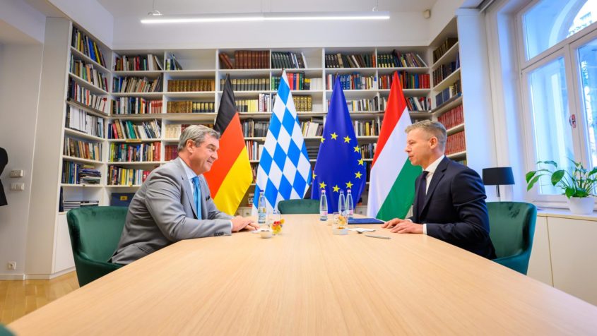 Gespräch zwischen Ministerpräsident Dr. Markus Söder (links) ...