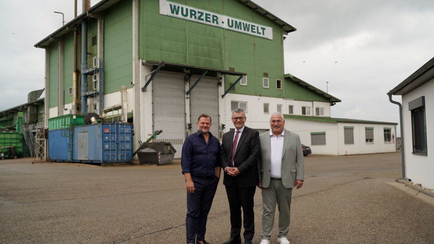 Bei seinem Besuch bei der Wurzer Umwelt GmbH in Eitting wird Staatsminister Dr. Florian Herrmann (Mitte) unter anderem vom Betriebsleiter Edwin Lambert (rechts) empfangen. © Wurzer Umwelt GmbH
