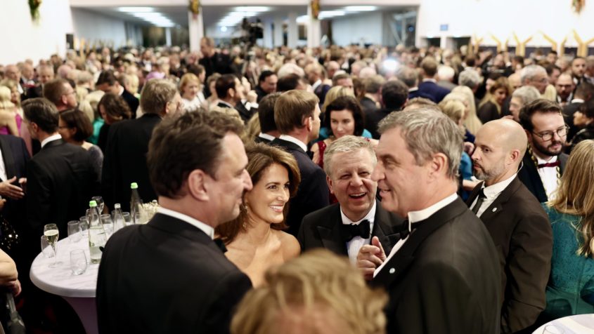 Ministerpräsident Dr. Markus Söder im Gespräch unter anderem ...