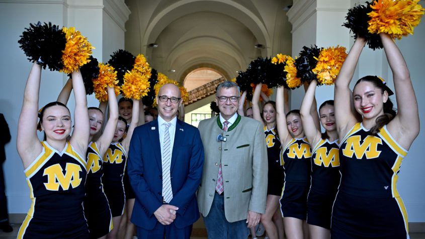 Gruppenbild mit Staatskanzleiminister Dr. Florian Herrmann, ...