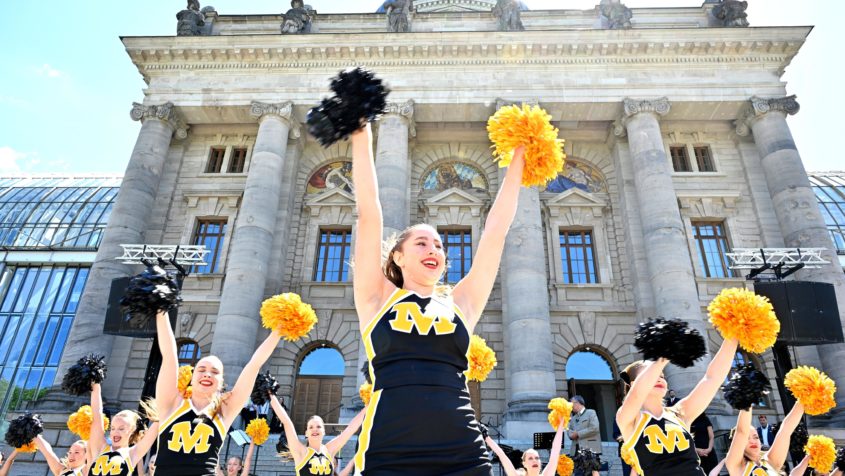 Auftritt der Munich Cowboys Cheerleader vor der Staatskanzlei. ...